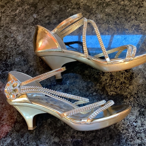 “Gold” & “Diamond” size 8-1/2 Excellent Condition Heeled Sandals Party Shoes - Picture 6 of 11